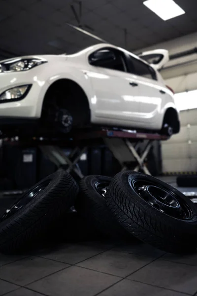 Carro Uma Garagem Para Manutenção Óleo Mudança Pneu Raso Dof — Fotografia de Stock