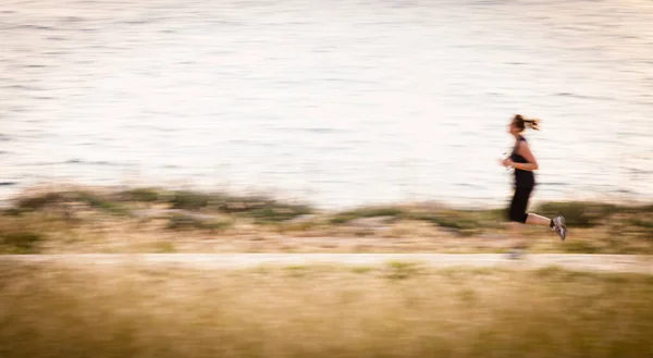 Giovane Donna Che Jogging All Aperto Movimento Immagine Offuscata — Foto Stock