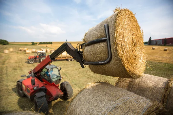 Traktory Pracoval Farmě Pole Zemědělské Stroje Práci — Stock fotografie