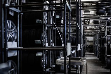 Lastik değiştirme - araba garajında ya da tamircinin atölyesinde tekerlek dengeleme ya da tamir ve değiştirme