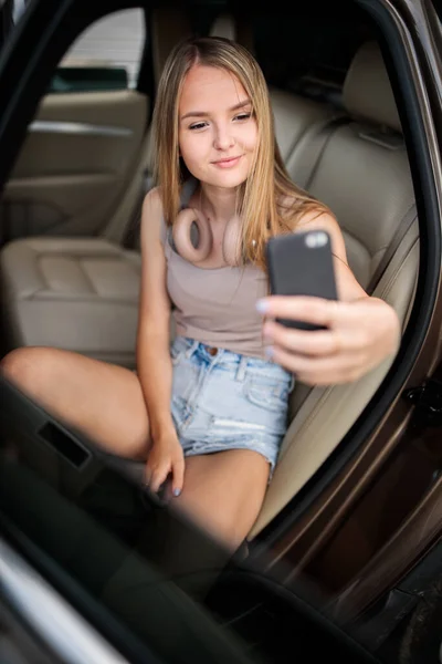 Cute Teenage Girl Listening Her Favorite Music Audiobook Hig End — стоковое фото