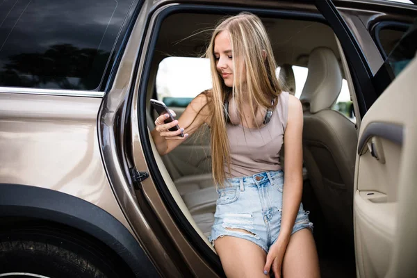Linda Adolescente Con Teléfono Inteligente Durante Viaje Carretera —  Fotos de Stock