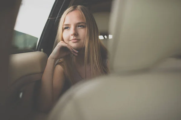 可爱的少女在车上 享受乘坐的乐趣 — 图库照片