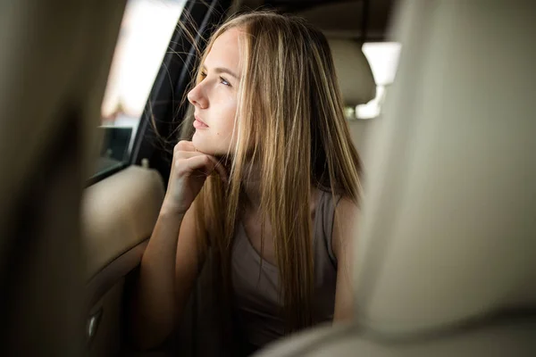 Carino Ragazza Adolescente Macchina Godendo Viaggio — Foto Stock