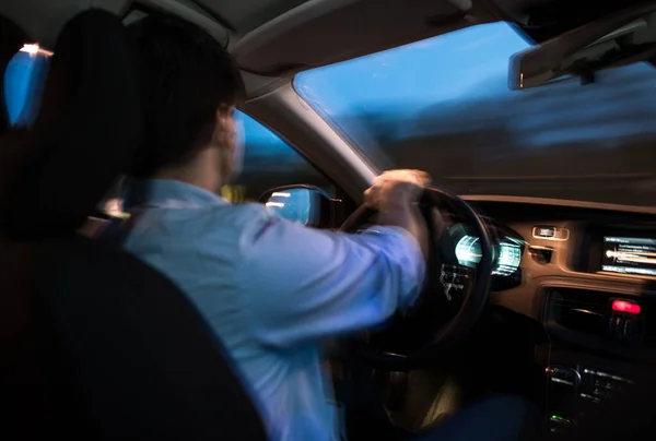 Condução Carro Noite Jovem Dirigindo Seu Carro Moderno Noite Uma — Fotografia de Stock