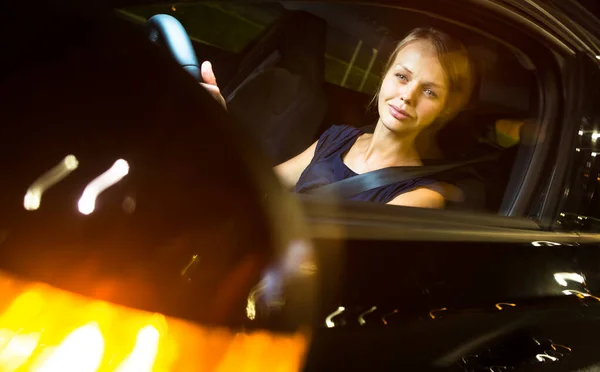 Conducir Coche Por Noche Mujer Bonita Joven Conduciendo Coche Moderno — Foto de Stock