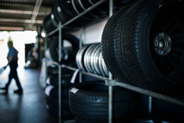 轮胎更换 机械师在汽车维修车库或车间平衡或修理和更换汽车轮胎 — 图库照片
