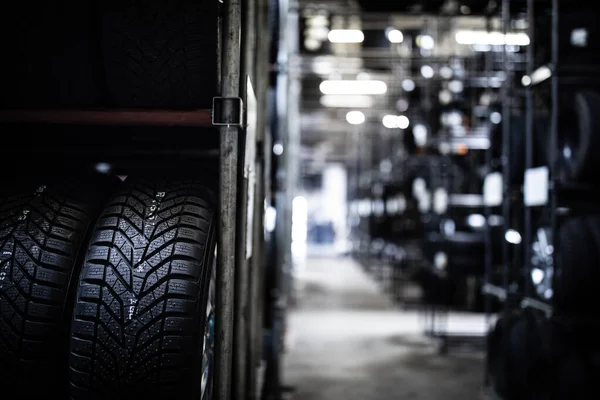 Lastik Değiştirme Araba Garajında Tamircinin Atölyesinde Tekerlek Dengeleme Tamir Değiştirme — Stok fotoğraf