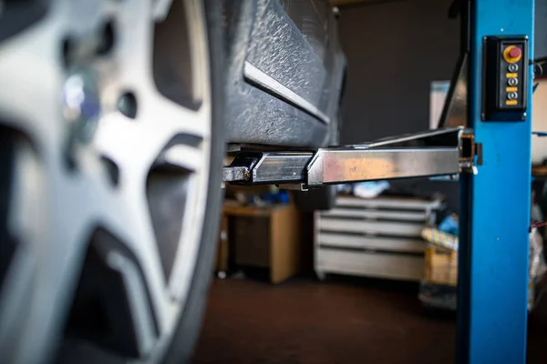 Auto Een Garage Voor Onderhoud Olie Bandenwissel Ondiepe Dof Verkleurd — Stockfoto