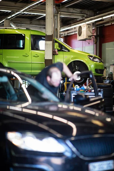 Cambio Pneumatici Bilanciamento Della Ruota Riparazione Cambio Gomme Auto Officina — Foto Stock