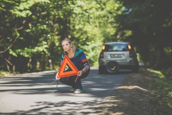 Uma Jovem Bonita Com Carro Avariado Beira Estrada Montar Triângulo — Fotografia de Stock