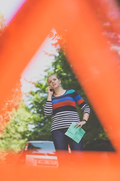 Mooie Jonge Vrouw Met Haar Auto Kapot Langs Weg Het — Stockfoto