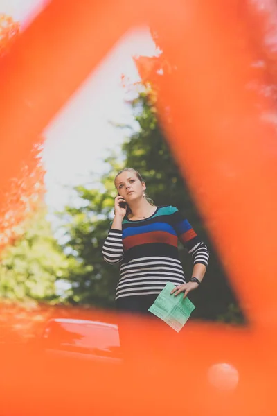 Mooie Jonge Vrouw Met Haar Auto Kapot Langs Weg Het — Stockfoto