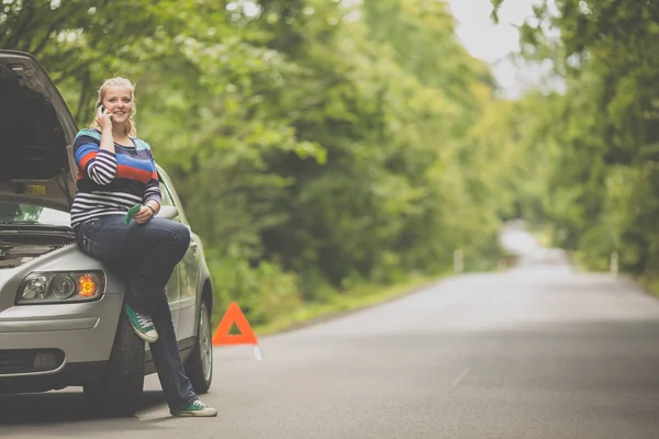 Csinos Fiatal Lerobbant Kocsival Szélén Felállítja Biztonsági Háromszöget Segítséget Vár — Stock Fotó