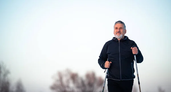 Hombre Mayor Nórdico Caminando Aire Libre Día Nevado Invierno — Foto de Stock