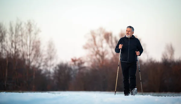 Hombre Mayor Nórdico Caminando Aire Libre Día Nevado Invierno — Foto de Stock