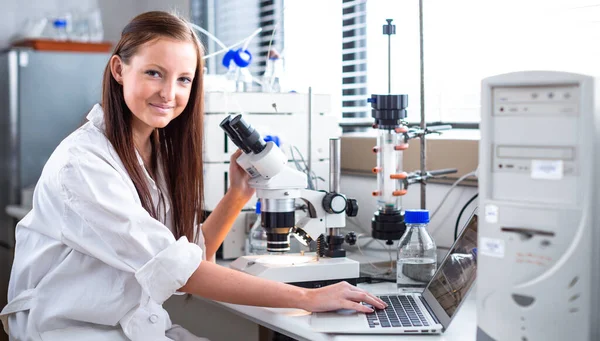 Portret Van Een Vrouwelijke Chemie Student Onderzoek Een Chemie Lab — Stockfoto