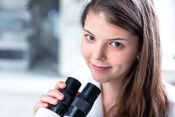 女性化学系的学生 在化学实验室进行研究的肖像 颜色色调图像 浅景深 — 图库照片