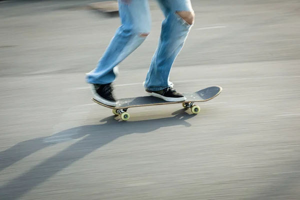 Skateboarder Chevauchant Rapidement Vers Les Rampes Soulever Dans Les Airs — Photo