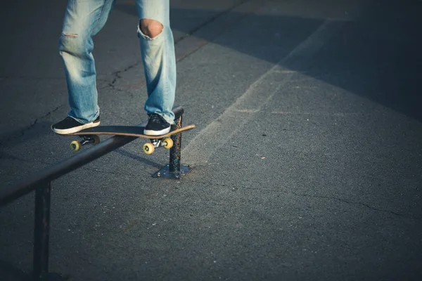 Skateboarder Guida Veloce Verso Rampe Essere Sollevato Aria Eseguire Trucco — Foto Stock