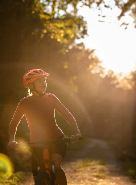 Bonita Jovem Mulher Bicicleta Uma Bicicleta Montanha Desfrutando Estilo Vida — Fotografia de Stock