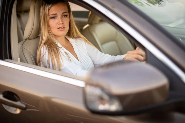 Mujer Joven Bonita Conduciendo Coche Invitación Viajar Alquiler Coches Vacaciones —  Fotos de Stock