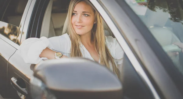 Ładna Młoda Kobieta Prowadząca Samochód Zaproszenie Podróż Wynajem Samochodów Lub — Zdjęcie stockowe