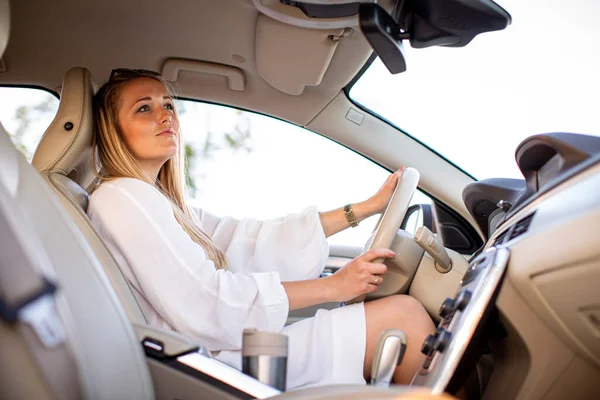 Uma Mulher Bonita Jovem Conduzir Carro Convite Para Viajar Aluguer — Fotografia de Stock