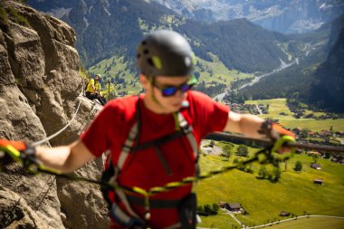 İsviçre Alpleri 'ndeki Ferrata rotasındaki gençler