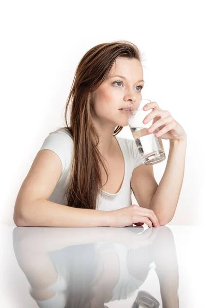 Mulher Bonita Jovem Sua Cozinha Moderna Limpa Brilhante Derramando Beber — Fotografia de Stock