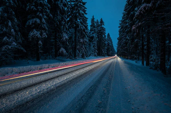 Samochody Śnieżnej Zimowej Drodze Pośród Lasów Wykorzystując Napęd Cztery Koła — Zdjęcie stockowe