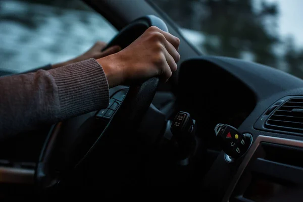 Fahrerhände Steuer Eines Autos Auf Einer Autobahn Farbiges Bild Flaches — Stockfoto