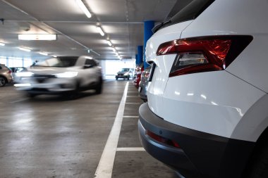 Yeraltı otoparkı. Garajda hiç insan olmayan arabalar. Otoparkın içinde bir sürü araba var. Otomobilli yeraltı otoparkı (renk tonlu resim)