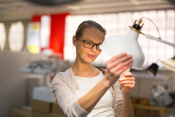 Mooie Jonge Vrouw Het Kiezen Van Het Juiste Licht Voor — Stockfoto