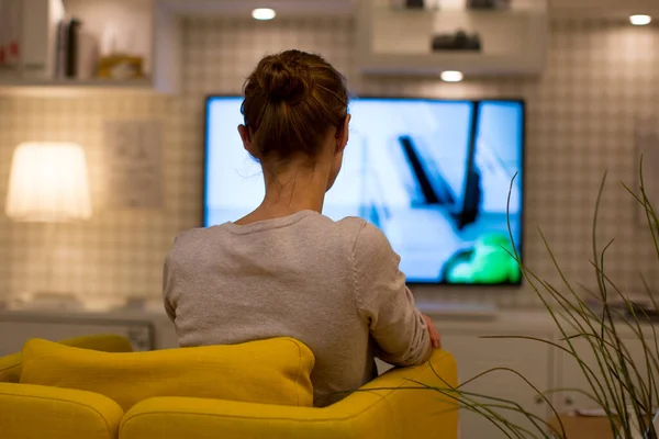 Mujer Bonita Joven Viendo Televisión Casa Imagen Tonificada Color Dof —  Fotos de Stock