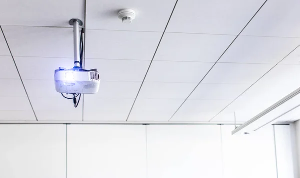 Een Witte Overhead Projector Plafond Een Conferentieruimte Modern Klaslokaal Kleurtoon — Stockfoto