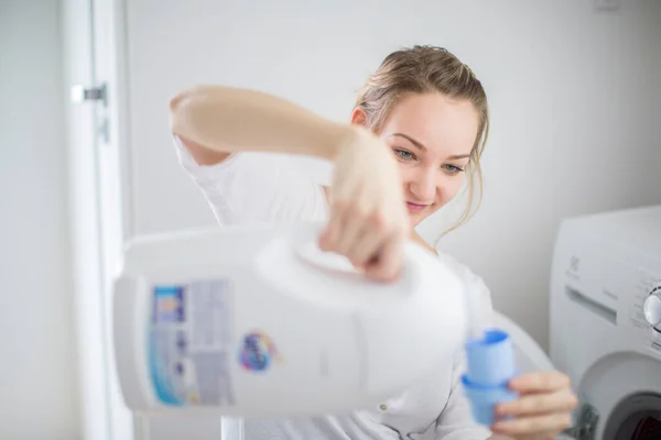 Hushållsarbete Ung Kvinna Gör Tvätt Sätta Färgglada Plaggen Tvättmaskinen Grunt — Stockfoto