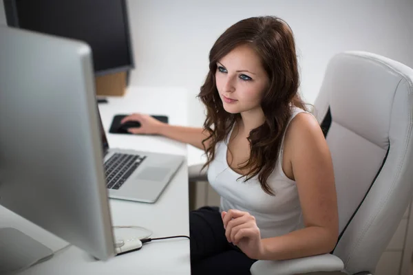 Jonge Vrouw Werkt Een Computer Een Kantoor Thuis — Stockfoto