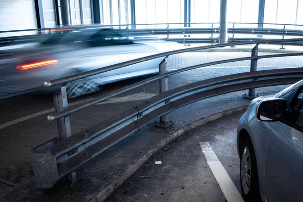 Coches Aparcados Garaje Sin Gente Muchos Coches Interior Del Garaje — Foto de Stock