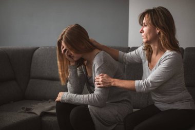 Depresyondaki genç, endişeli annesi tarafından tedavi ediliyor.