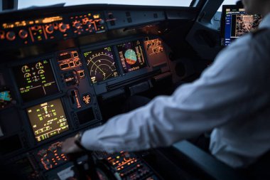 Pilotun eli kalkış sırasında ticari bir uçak kokpitinde gaz pedalında hızlanıyor.