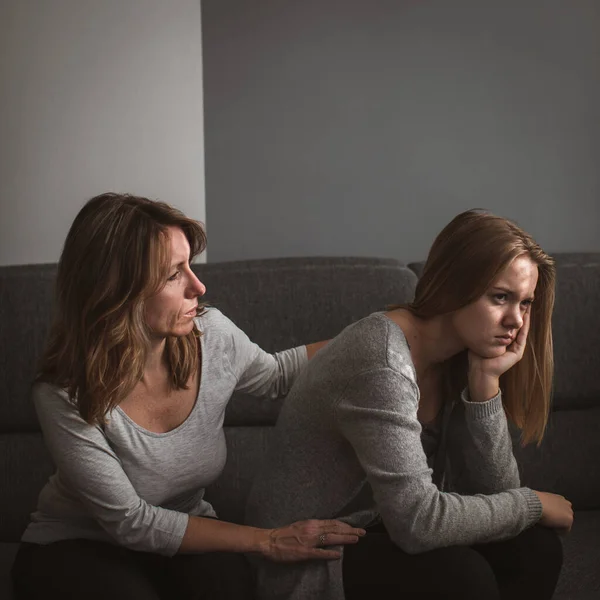 Depressieve Tiener Lijden Aan Angst Wordt Verzorgd Door Haar Zorgzame — Stockfoto