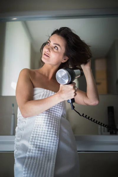 長いです熱いですシャワーを取ります彼女の髪を洗う現代的なデザインのバスルーム — ストック写真