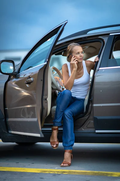 Conductora Joven Conduciendo Coche Por Noche Imagen Tonificada Color Dof — Foto de Stock