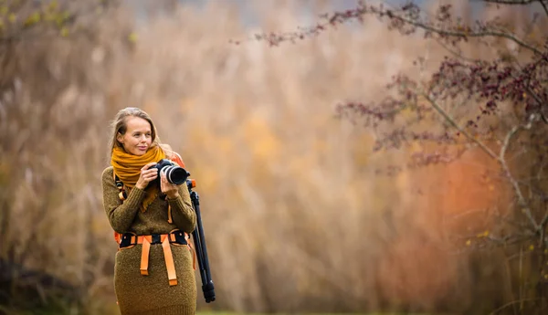 Güzel Kadın Fotoğrafçı Bir Güzel Sonbahar Günü Sığ Dof Rengi — Stok fotoğraf