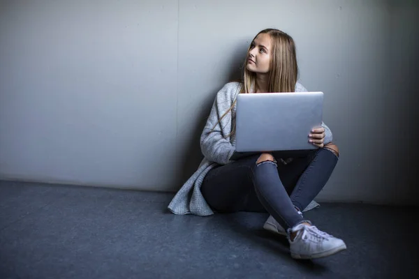 Όμορφη Νεαρή Γυναίκα Laptop Της Που Σπουδάζει Για Εξετάσεις Εργασία — Φωτογραφία Αρχείου