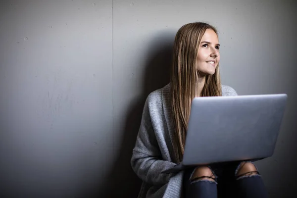 Söt Ung Kvinna Med Sin Bärbara Dator Studerar För Examen — Stockfoto