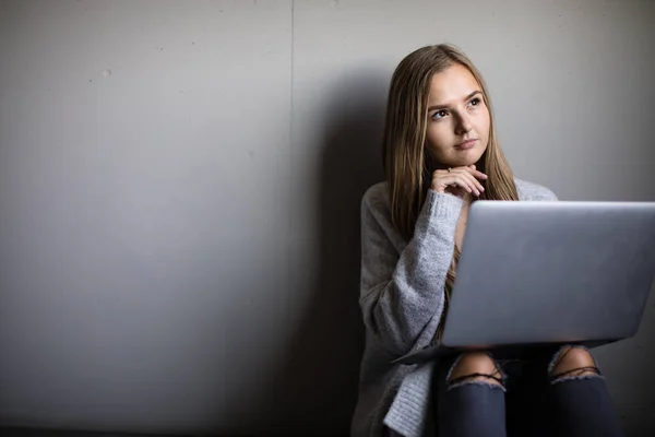 Hübsche Junge Frau Mit Laptop Die Für Eine Prüfung Lernt — Stockfoto