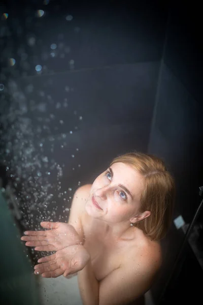 Krásná Mladá Žena Dlouhým Horkým Sprchovým Koutem Mytí Vlasů Moderní — Stock fotografie