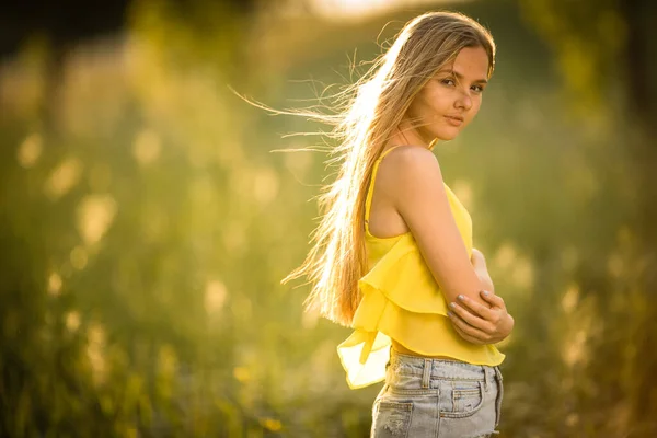 Portret Van Een Jonge Mooie Vrouw Buiten Een Zomerse Zonnige — Stockfoto